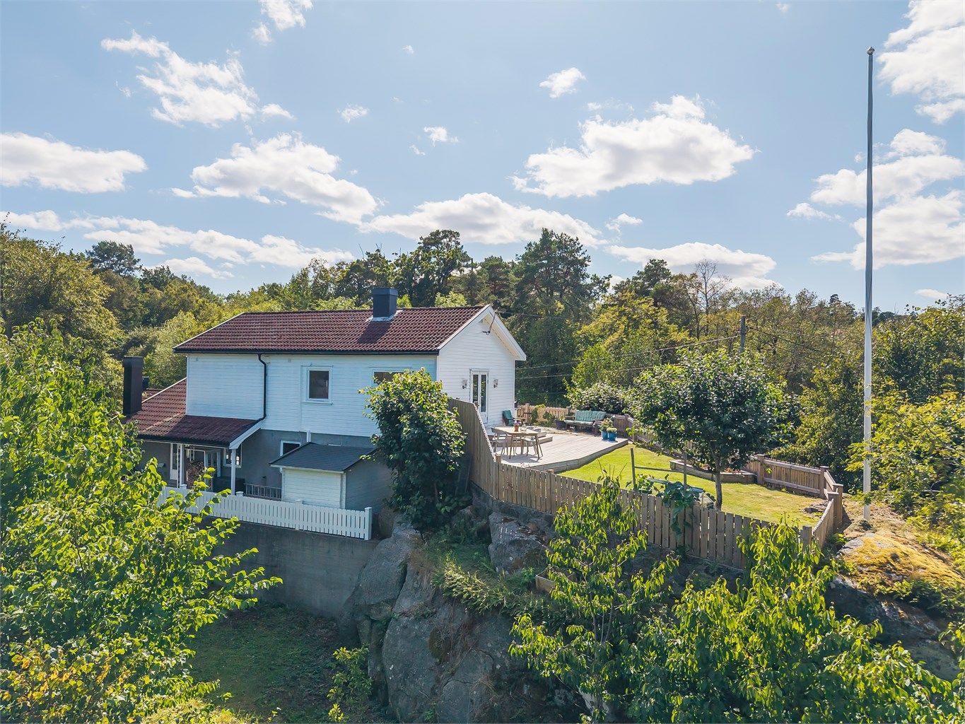 Eiendommen består av en frittliggende enebolig oppført over to etasjer fra 1959.