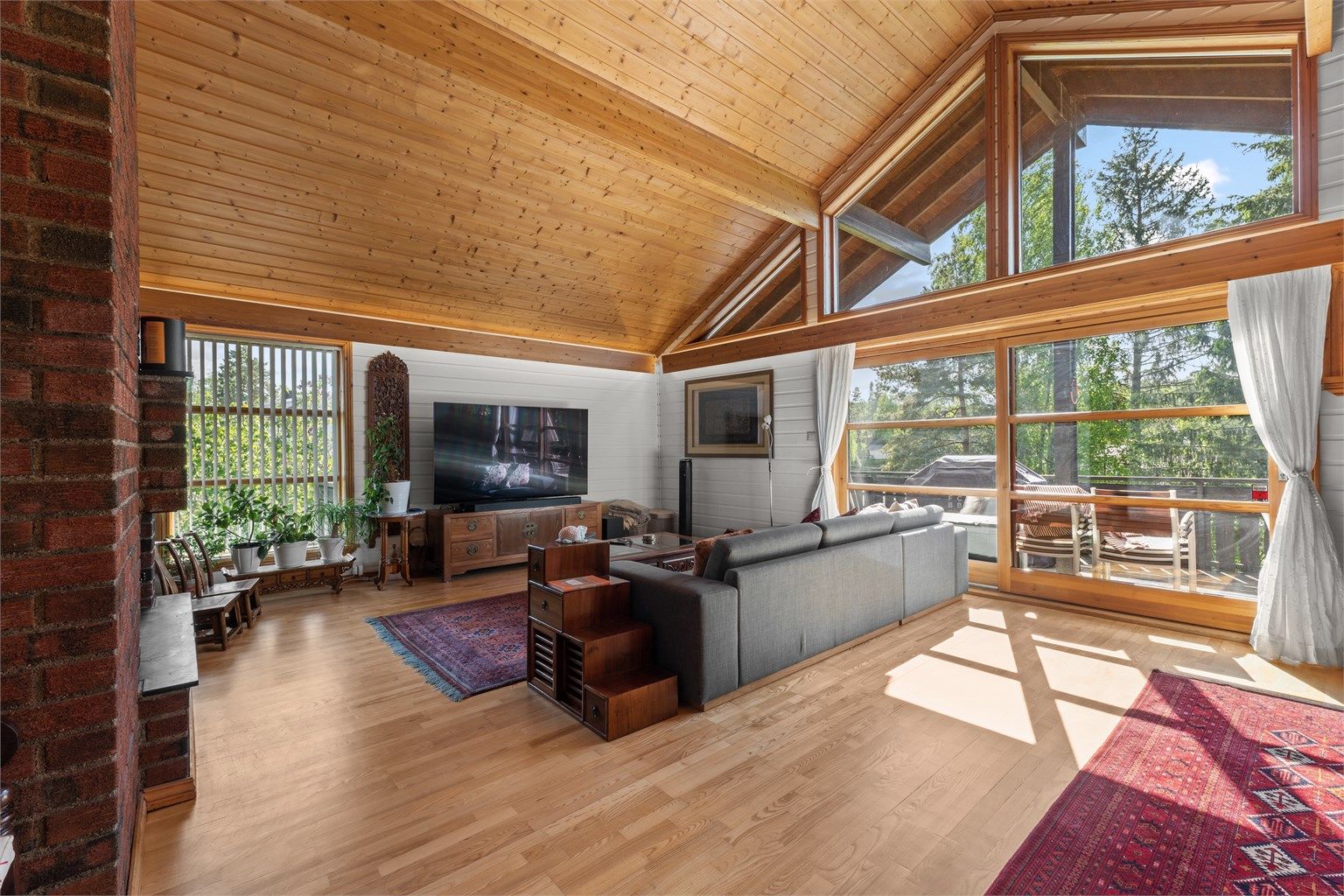 Stuen har en meget god romfølelse og utgang til vestvendt terrasse på ca 38m2