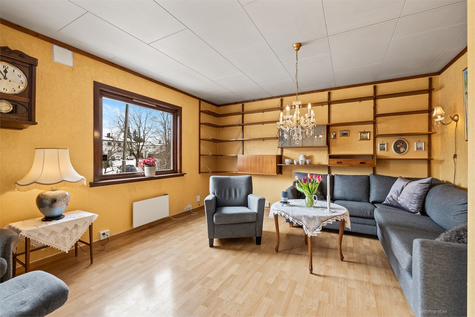 Stuen er romslig og har plass til flere sittegrupper.