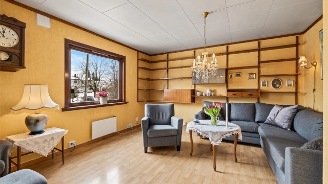 Stuen er romslig og har plass til flere sittegrupper.