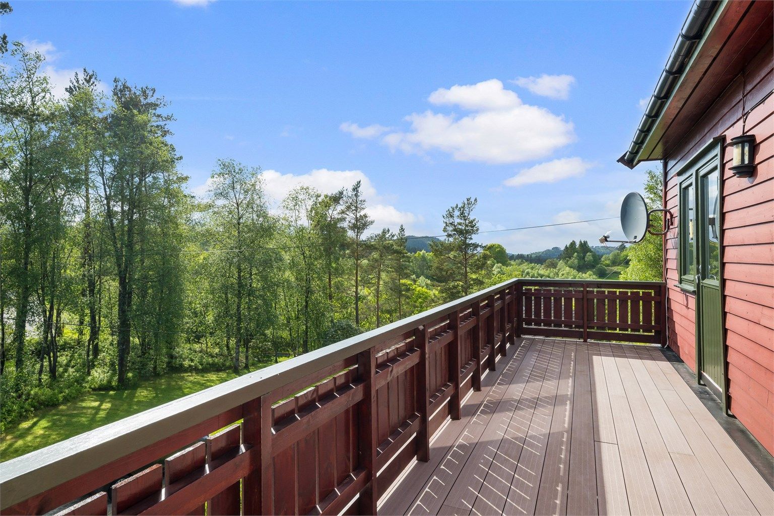 Solrik balkong med fin utsikt.