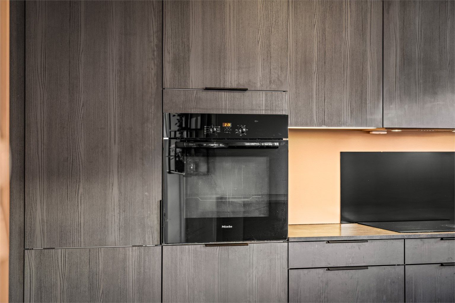 Integrerte hvitevarer, inkludert stekeovn i ergonomisk høyde, bidrar til et helhetlig design.