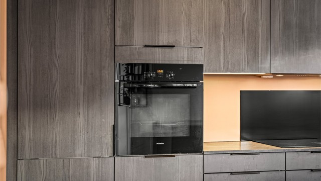 Integrerte hvitevarer, inkludert stekeovn i ergonomisk høyde, bidrar til et helhetlig design.