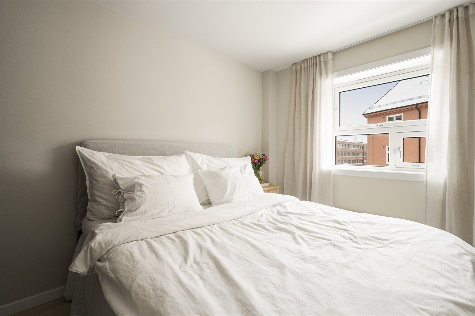 Rommet har vindu som vender sør.