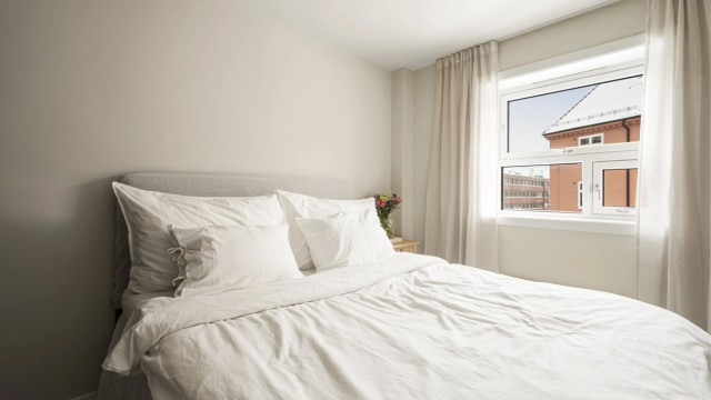 Rommet har vindu som vender sør.