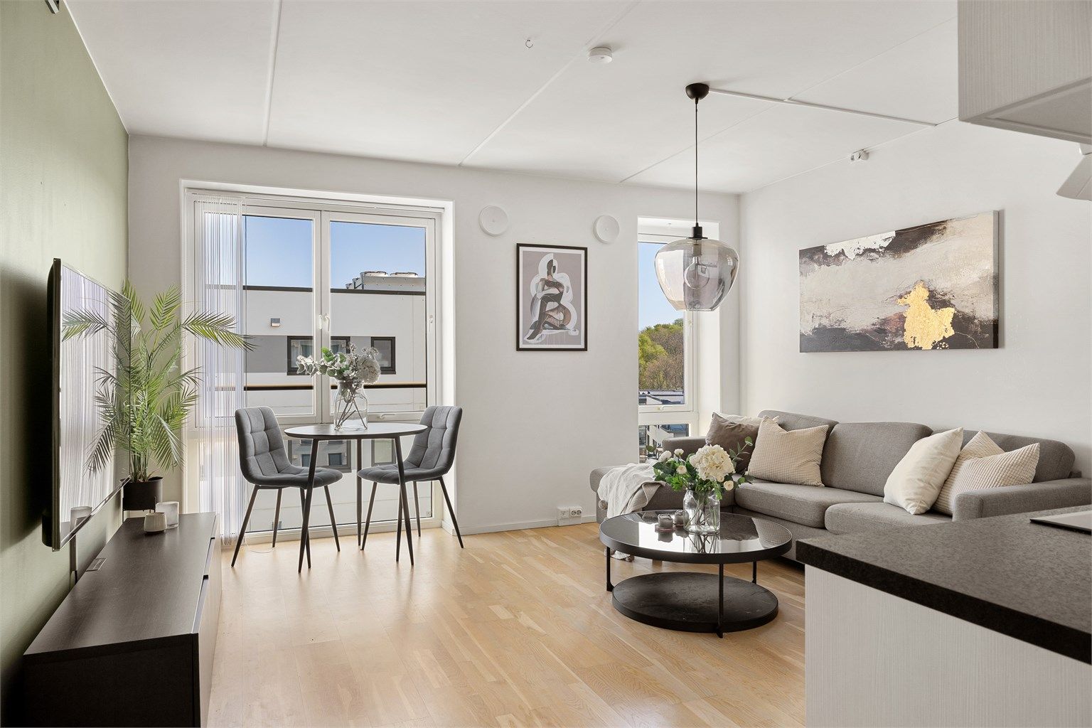 Fin stueløsning med gode vindusfelt som slipper inn mye naturlig lys. 