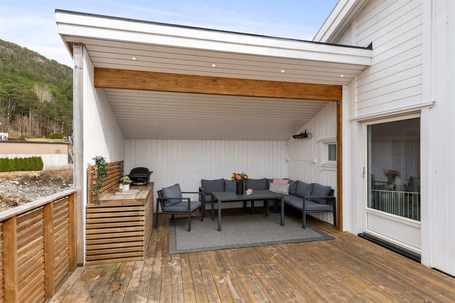 Det overbygde partiet på verandaen har god plass til både loungegruppe og grill.