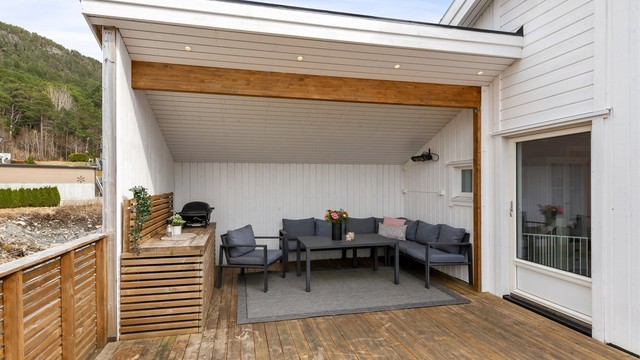 Det overbygde partiet på verandaen har god plass til både loungegruppe og grill.