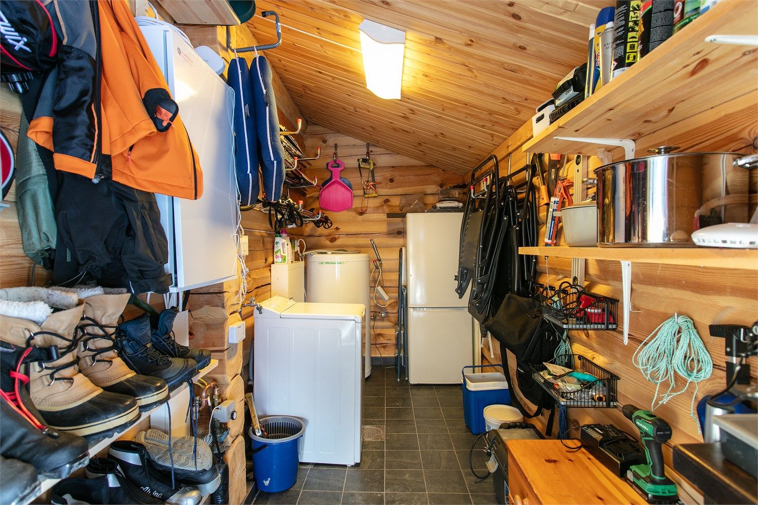 Romslig utvendig med god oppbevaringsplass.