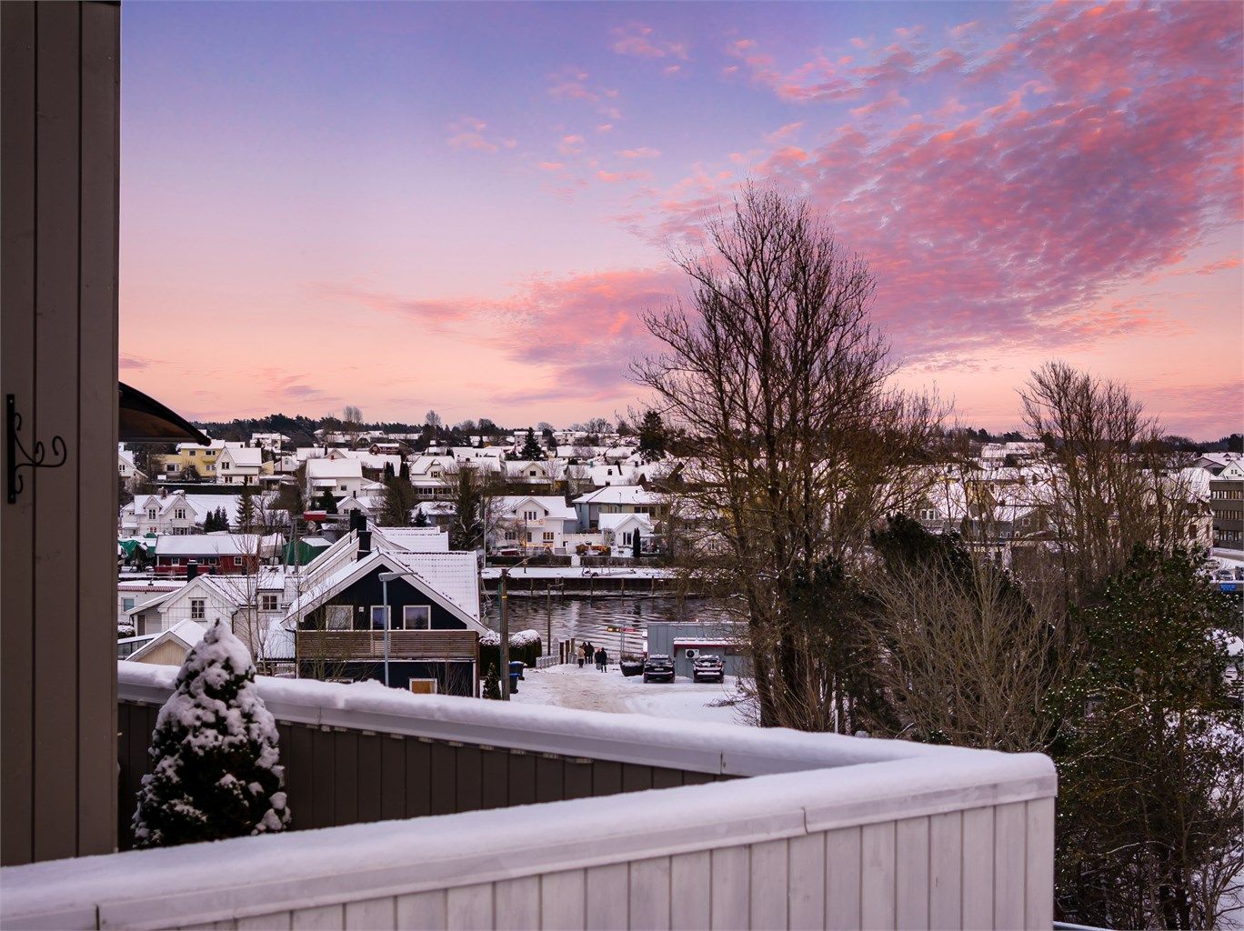 Leiligheten ligger luftig til i høyden vest for Glomma. Gløtt av elven sees både på balkongen og fra stuen.