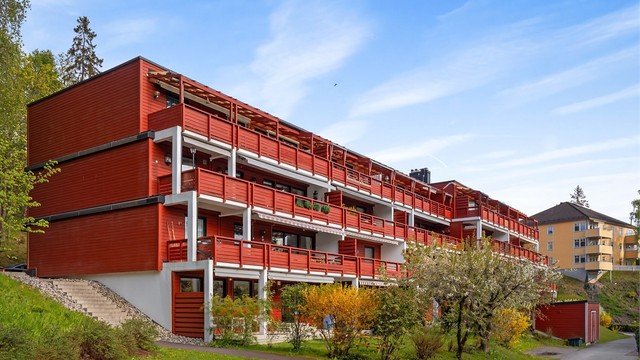 Sponhoggveien 41B ligger i et rolig og tilbaketrukket område, og ikke minst barnevennlig, med umiddelbar nærhet til offentlig kommunikasjon, servicetilbud og flotte tur- og rekreasjonsmuligheter