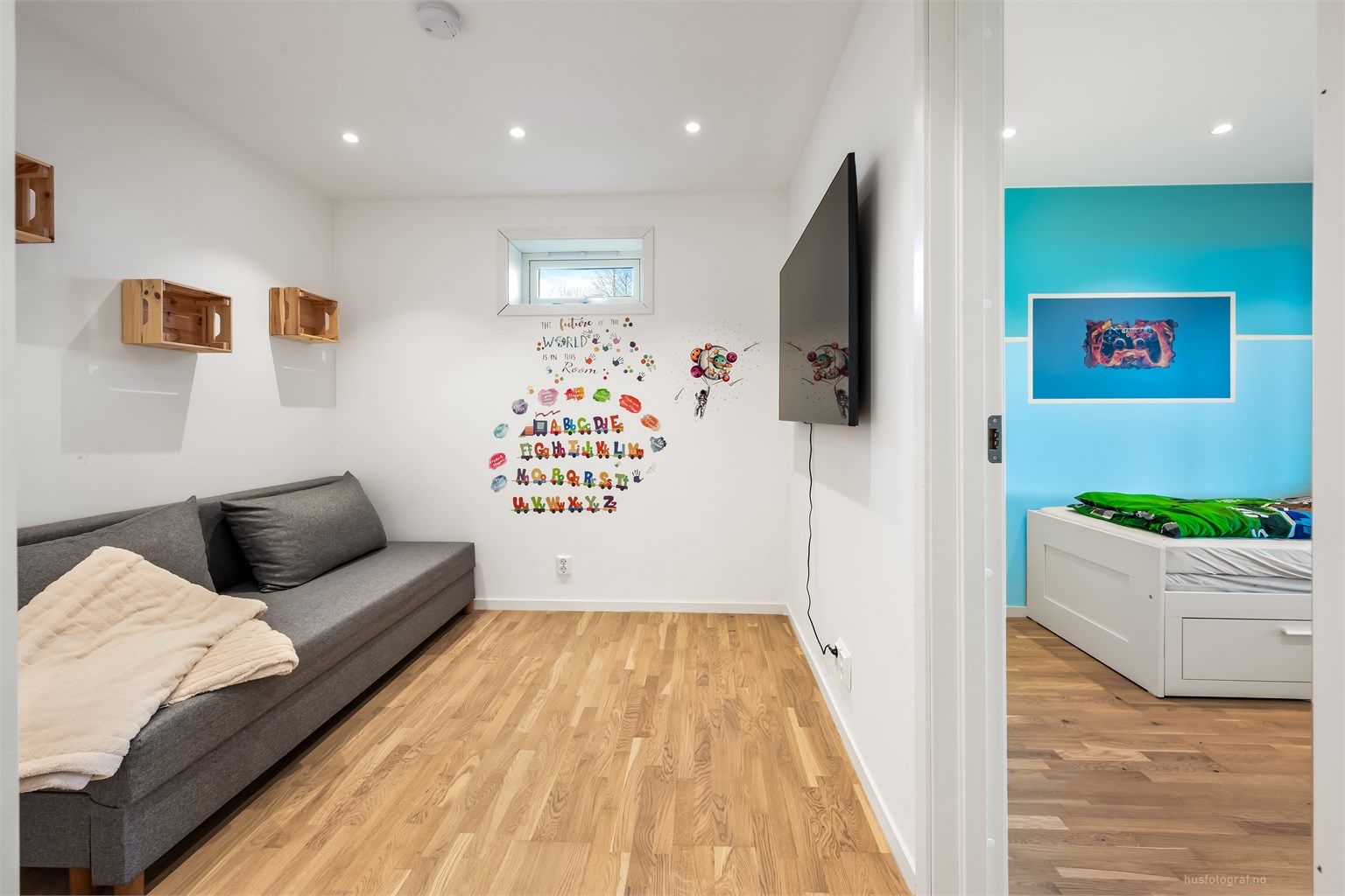 Gang i underetasje er innredet som lekestue/tv-krok. 