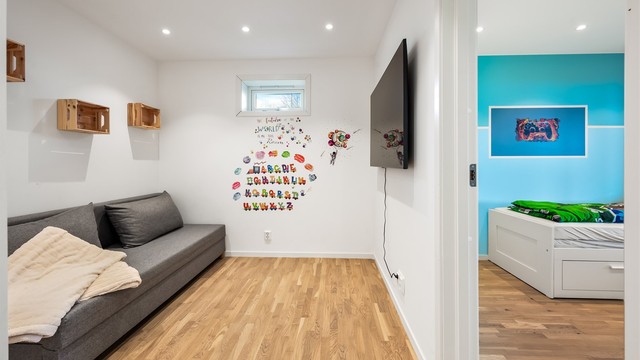 Gang i underetasje er innredet som lekestue/tv-krok.