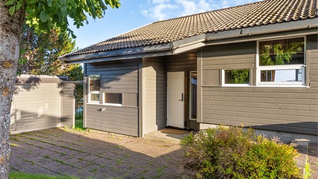 I forbindelse med inngangspartiet er det etablert belegningsstein. Her har man god plass til sittegrupper og grill, og man har gode muligheter til å flytte seg etter sola.