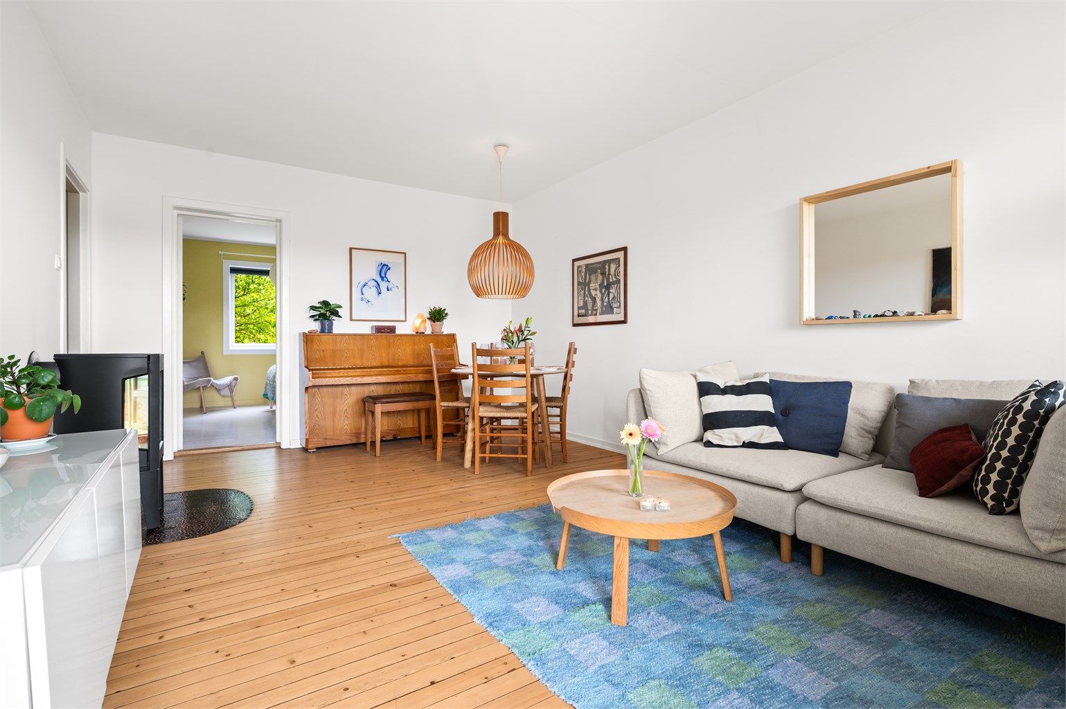  I stuen er det også en naturlig plass for å innrede med et spisebord der venner og familie kan inviteres på middagsselskaper.