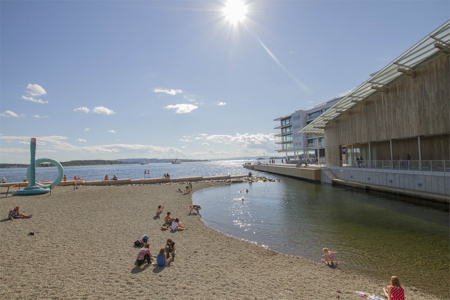 Ytters på Tjuvholmen finner du en nydelig strand. Dette er kun noen få minutters gange fra leiligheten.