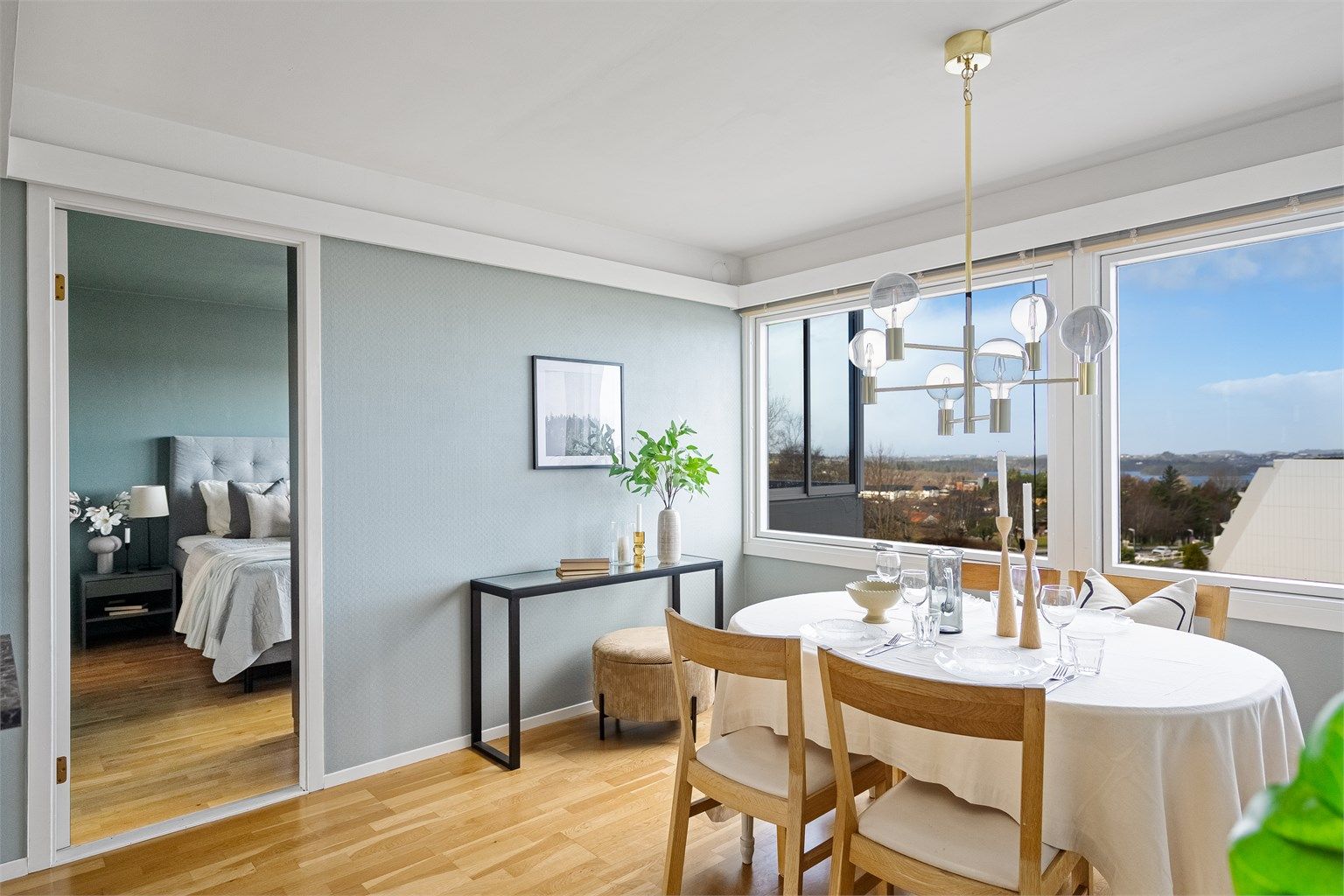 Leiligheten har blitt delvis pusset opp og det er gjennomgående malte vegger og parkett på gulv, to innglassede balkonger og parkering i carport med mulighet for elbil-lader. 