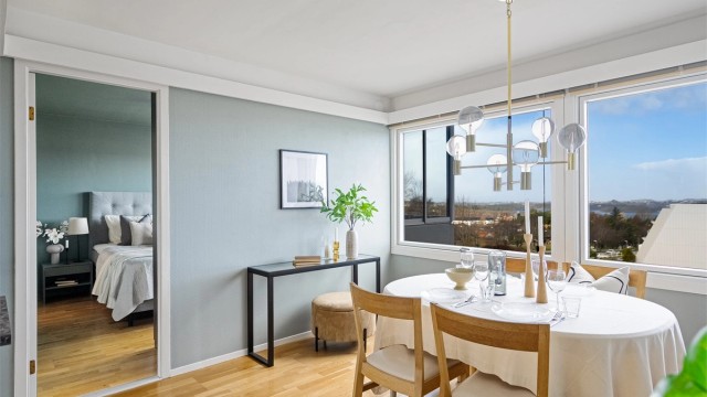Leiligheten har blitt delvis pusset opp og det er gjennomgående malte vegger og parkett på gulv, to innglassede balkonger og parkering i carport med mulighet for elbil-lader.
