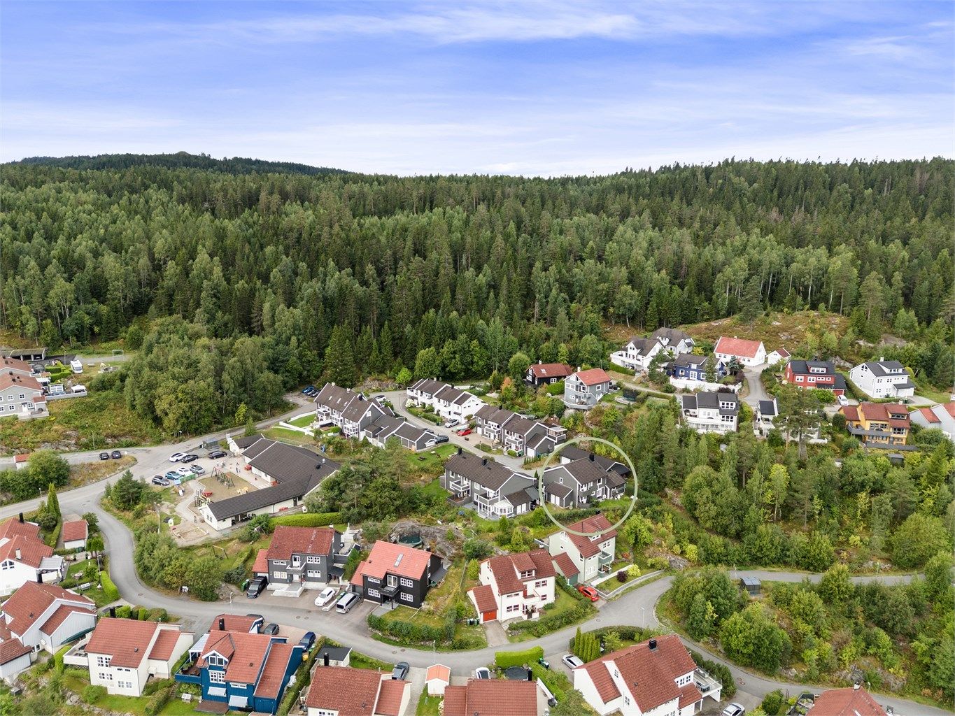 Med Rælingsåsen som nærmeste nabo er det umiddelbar nærhet til turstier og skiløyper. Perfekt beliggenhet for den aktive samt den som setter pris på nærhet til det du trenger av servicetilbud. 