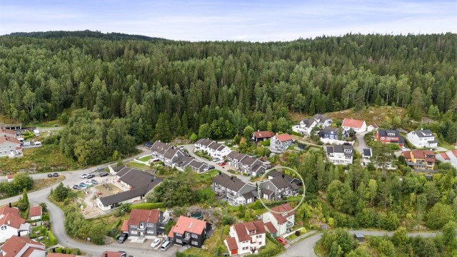 Med Rælingsåsen som nærmeste nabo er det umiddelbar nærhet til turstier og skiløyper. Perfekt beliggenhet for den aktive samt den som setter pris på nærhet til det du trenger av servicetilbud.