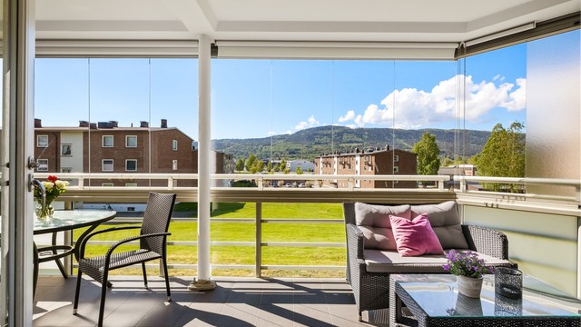 Her er det gode solforhold og en fin utsikt over fellesarealene.