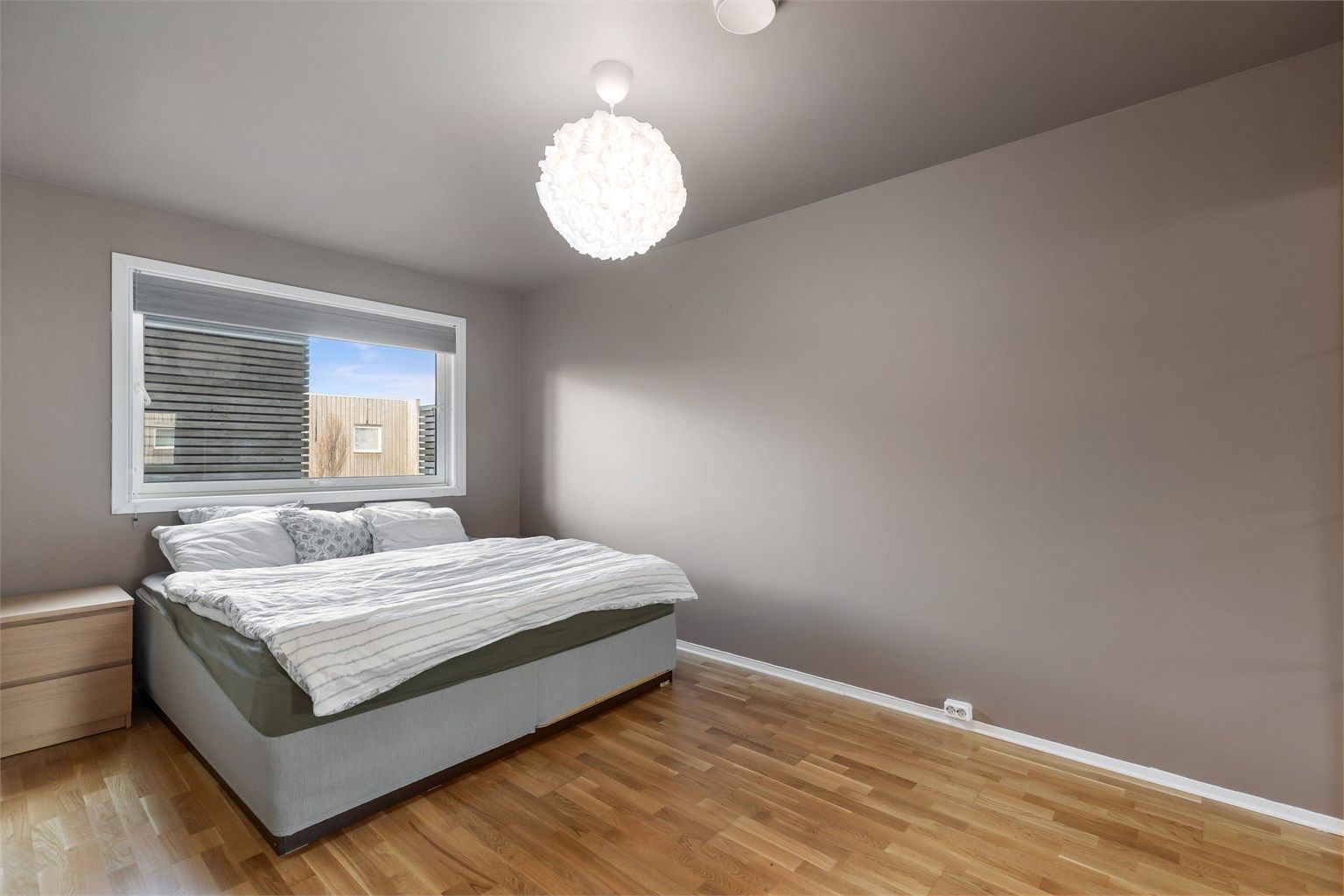 Hovedsoverom av god størrelse med plass til stor seng og garderobeløsning.