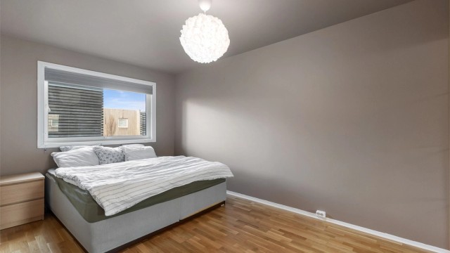 Hovedsoverom av god størrelse med plass til stor seng og garderobeløsning.