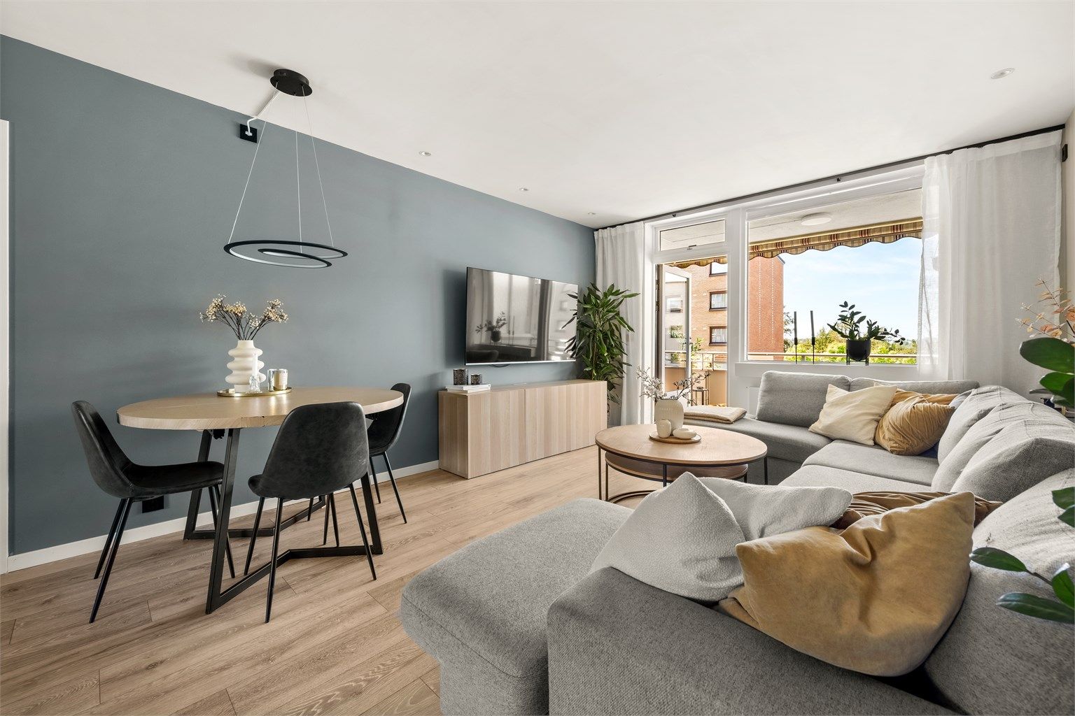 Boligen ligger veldig fint til i byggets høye 1. etasje. Foto: Martine Eren Jacobsen