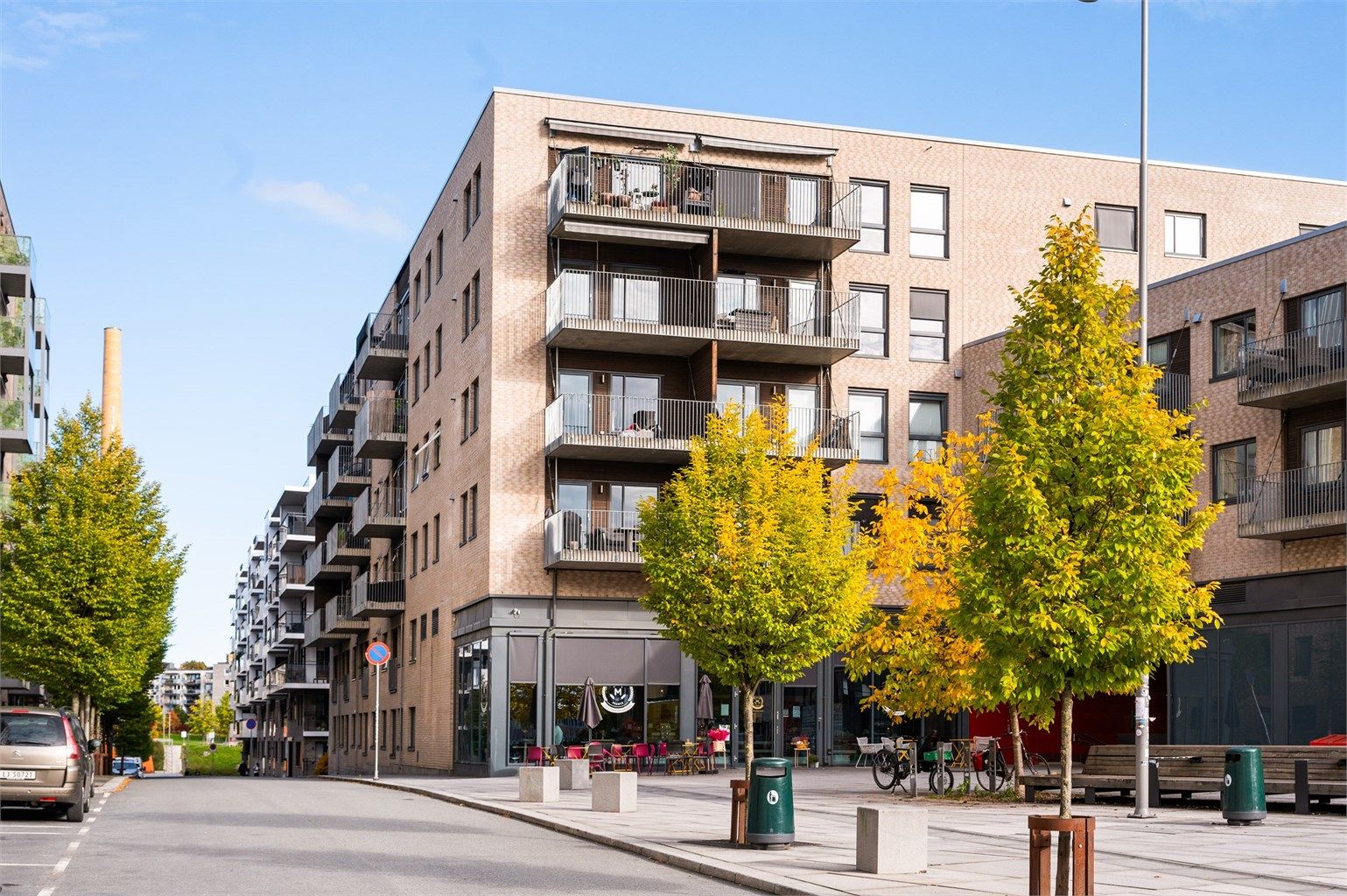 Like over parken er det anerkjente, franske bakeriet Boulangerie M og like bortenfor er det en søndagsåpen Joker