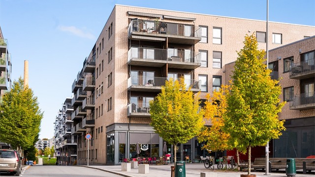 Like over parken er det anerkjente, franske bakeriet Boulangerie M og like bortenfor er det en søndagsåpen Joker