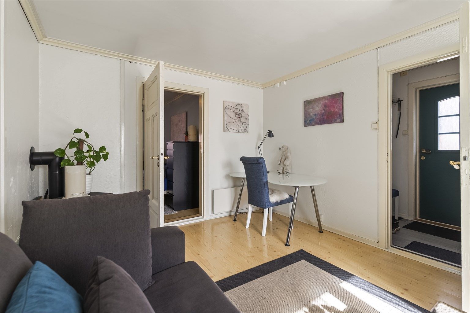 Leiligheten har en praktisk planløsning med stue, kjøkken, soverom og bad.