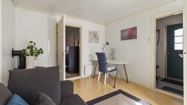 Leiligheten har en praktisk planløsning med stue, kjøkken, soverom og bad.