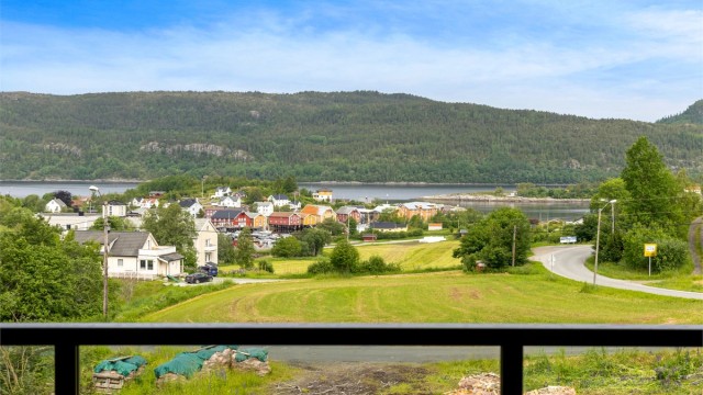 Omtrent 10-15 minutters gange fra boligen finner du Marthabrygga, Landnota Bar og Spiseri samt Råkvåg Gjestgiveri - tre populære steder med matservering. Salteriet har i tillegg en liten museumsutstilling og utsalg av interiør- og livsstilsprodukter.