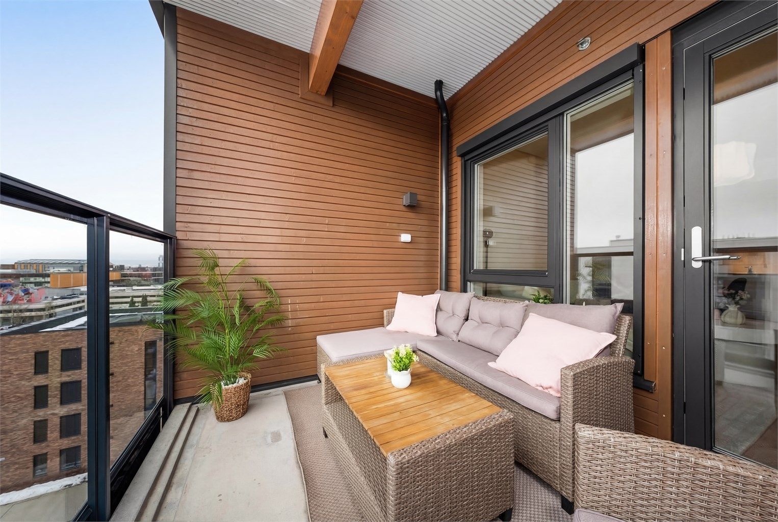 Balkongen har betongdekke og rekkverk i metall og glass. Her er det god plass til en sittegruppe.