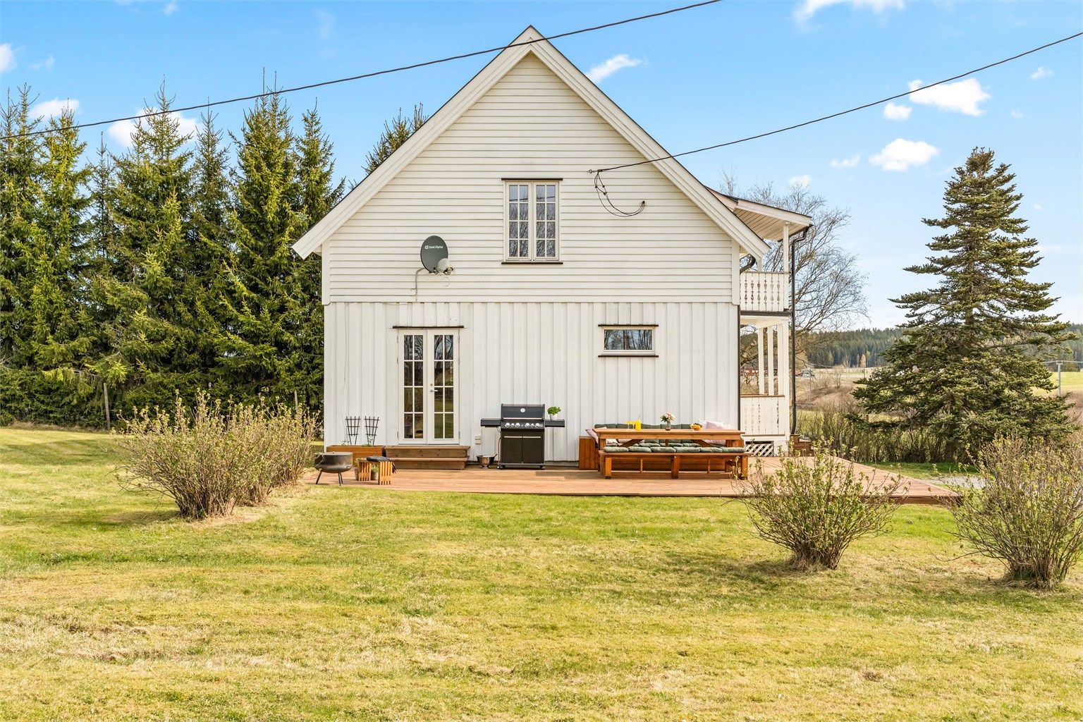 Boligen har en stor og solrik terrasse. Her har du god plass til hyggelige sammenkomster og rolige sommerdager.