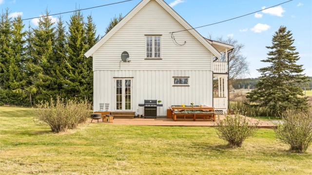 Boligen har en stor og solrik terrasse. Her har du god plass til hyggelige sammenkomster og rolige sommerdager.