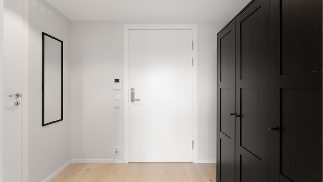 Entré med parkett og vannbåren gulvvarme som gir en lun velkomst.
