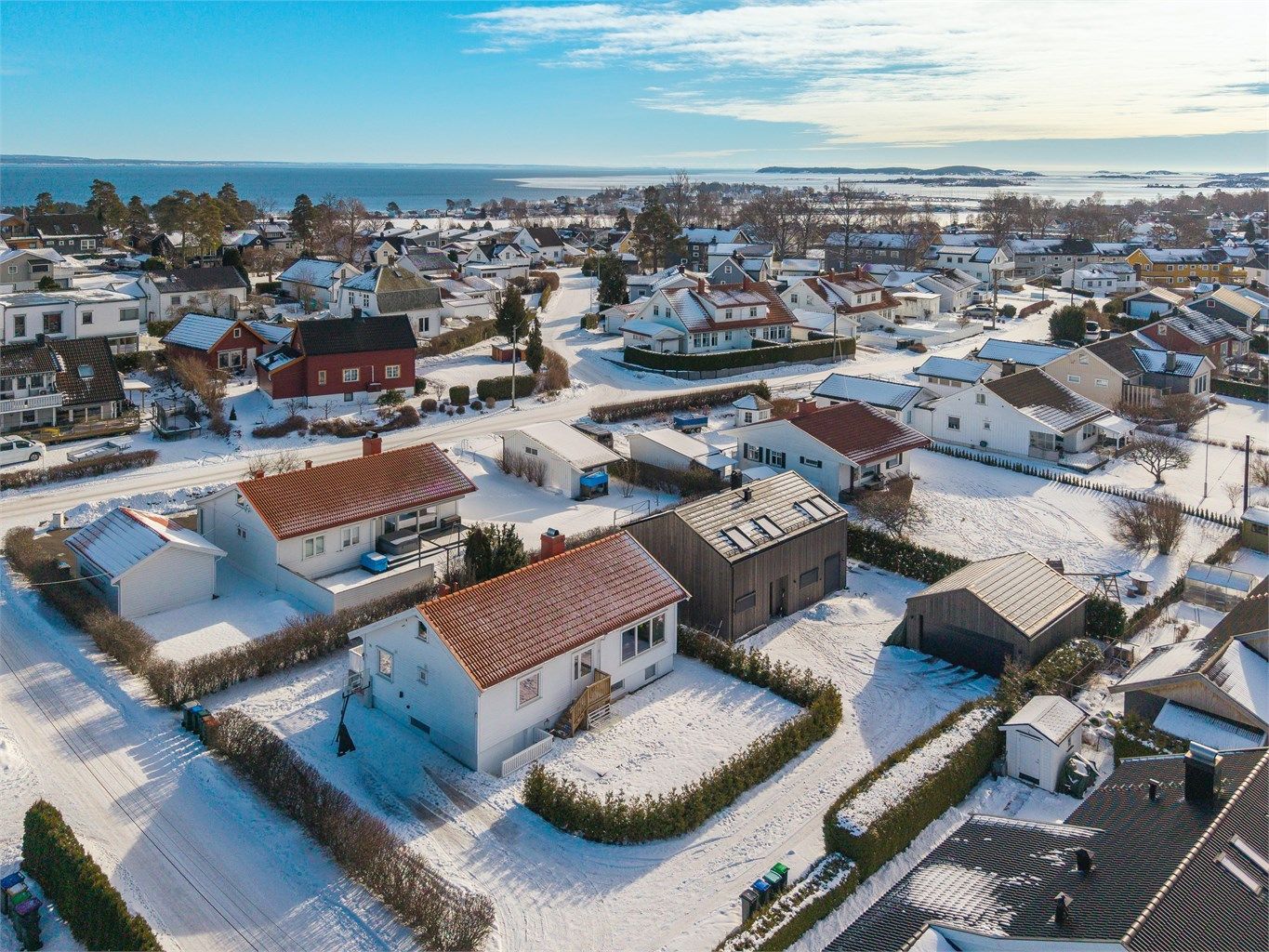Velholdt enebolig med en attraktiv og solfylt beliggenhet i et av Tolvsrøds mest populære boligområder. 