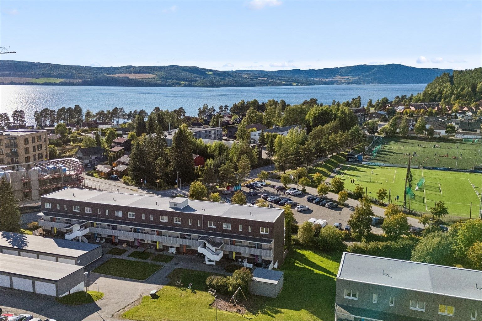 Kort gangavstand til Mjøsa med sine bade- og turmuligheter. 