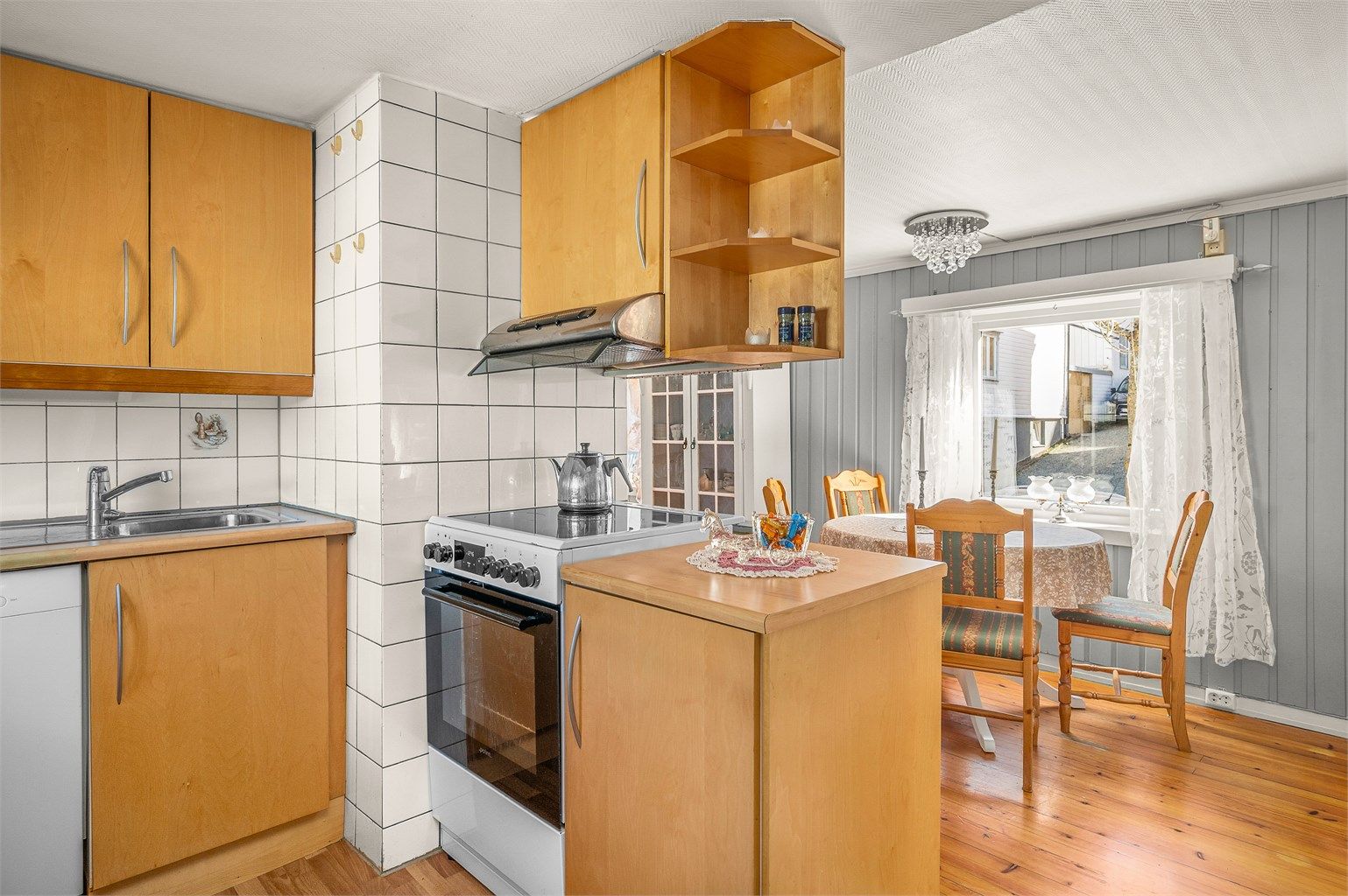 Funksjonell kjøkkenløsning med plass til matlaging i hverdagen.