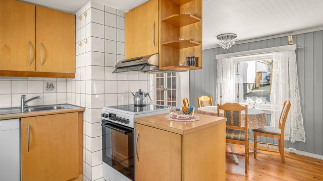 Funksjonell kjøkkenløsning med plass til matlaging i hverdagen.