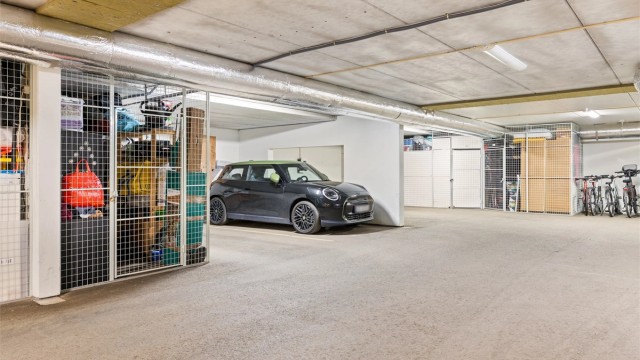 Egen garasjeplass med elbillader i felles anlegg, samt en romslig bod medfølger.