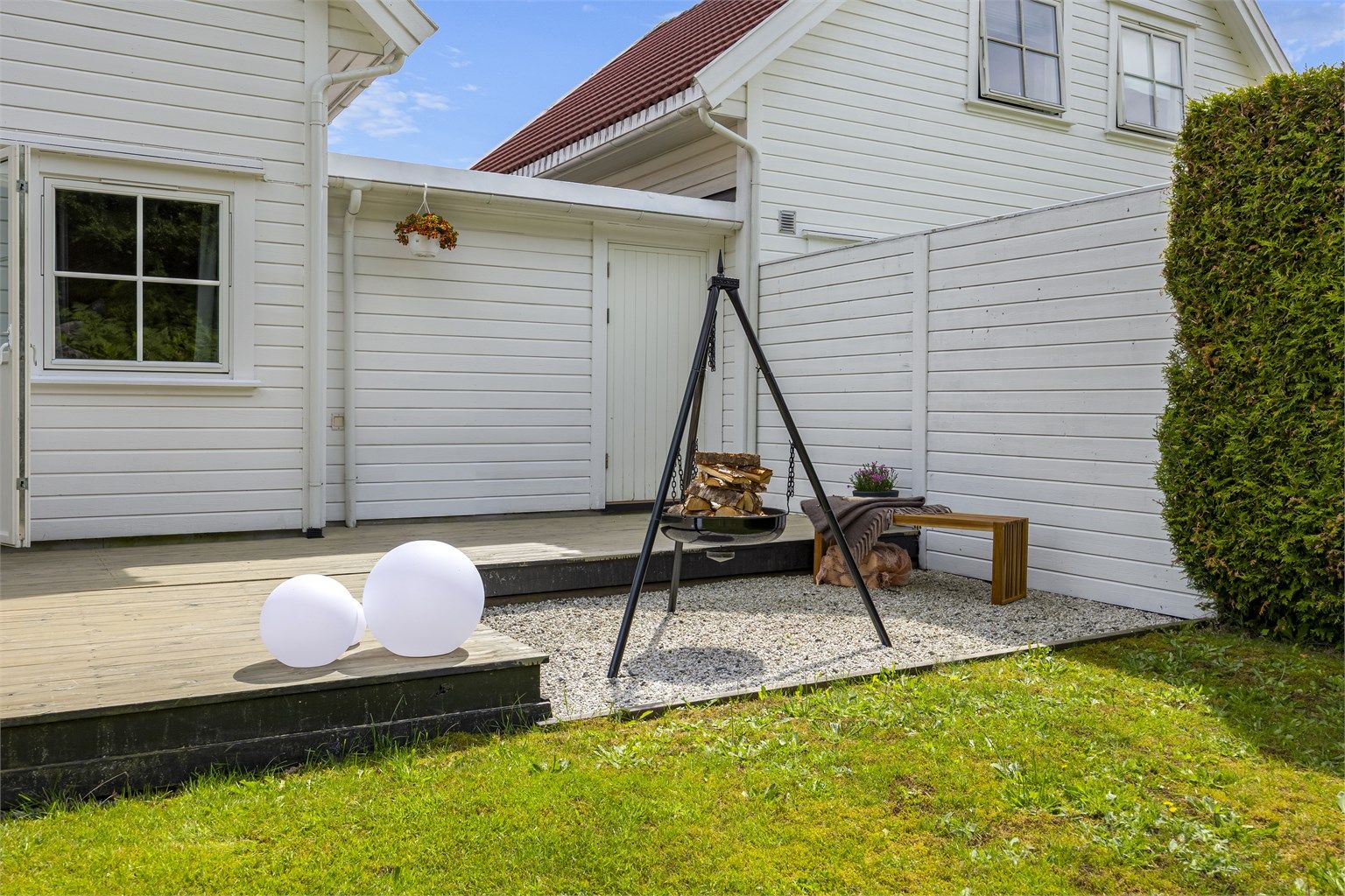 Enkel adkomst fra stuen til terrassen og hagen. Det er også dør fra garasje ut til baksiden av huset.