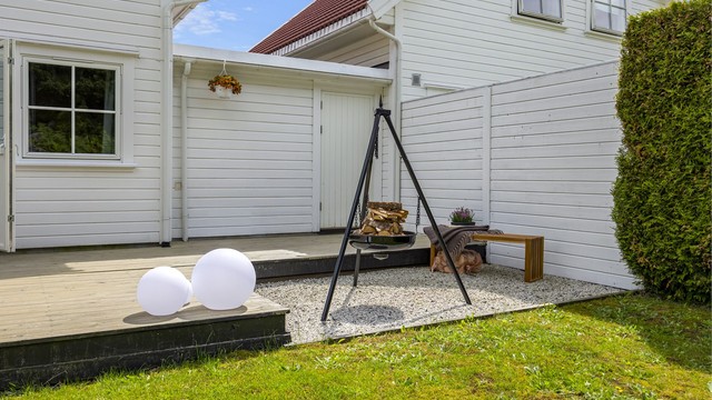 Enkel adkomst fra stuen til terrassen og hagen. Det er også dør fra garasje ut til baksiden av huset.