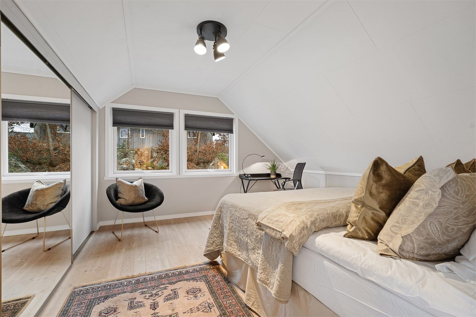 Luftig og hyggelig soverom som står i stil med resten av rommene. 