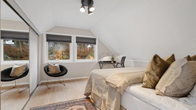 Luftig og hyggelig soverom som står i stil med resten av rommene.