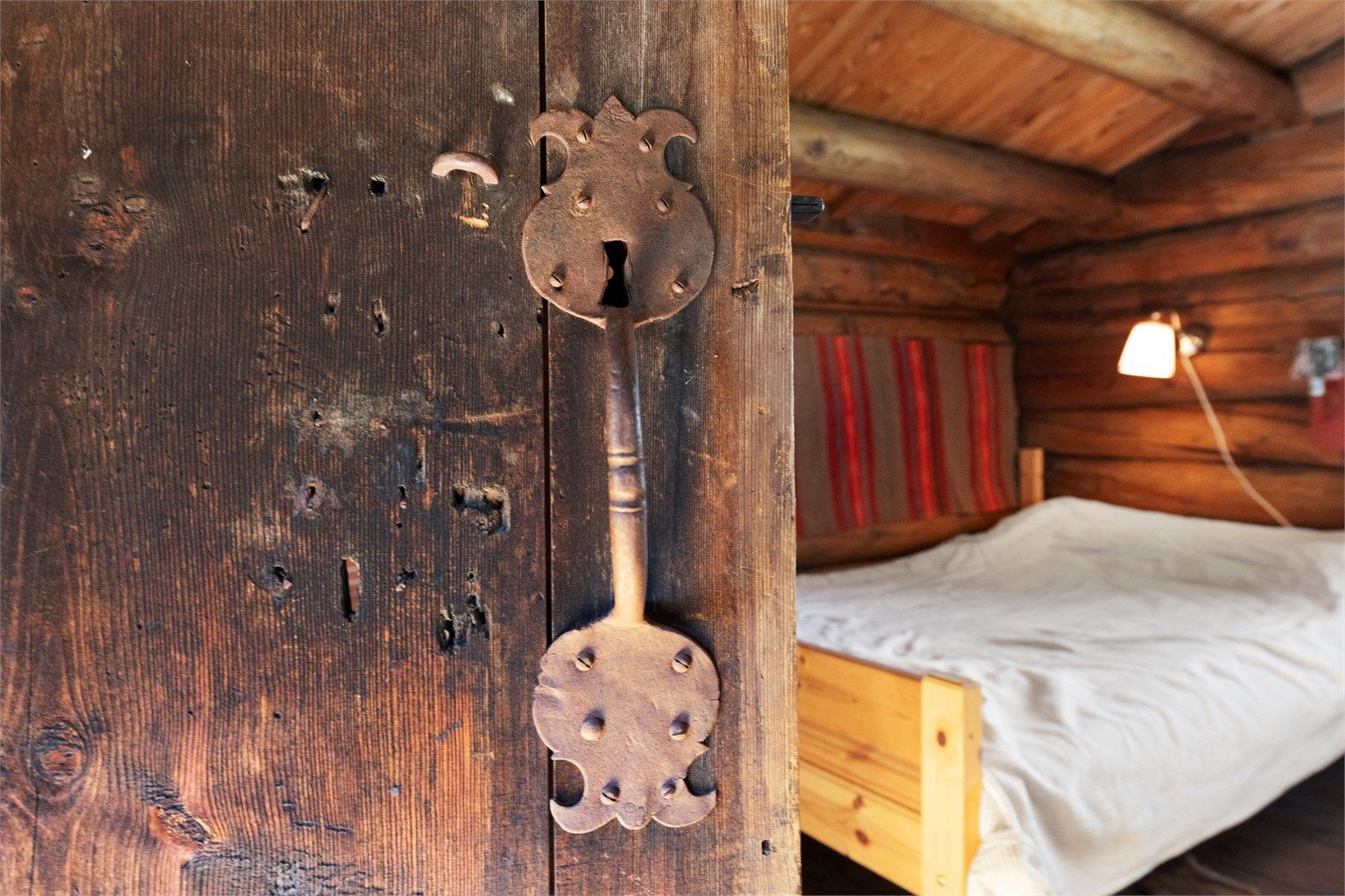 Autentiske detaljer som gamle dører og låser er bevart.