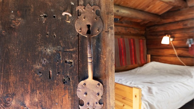 Autentiske detaljer som gamle dører og låser er bevart.