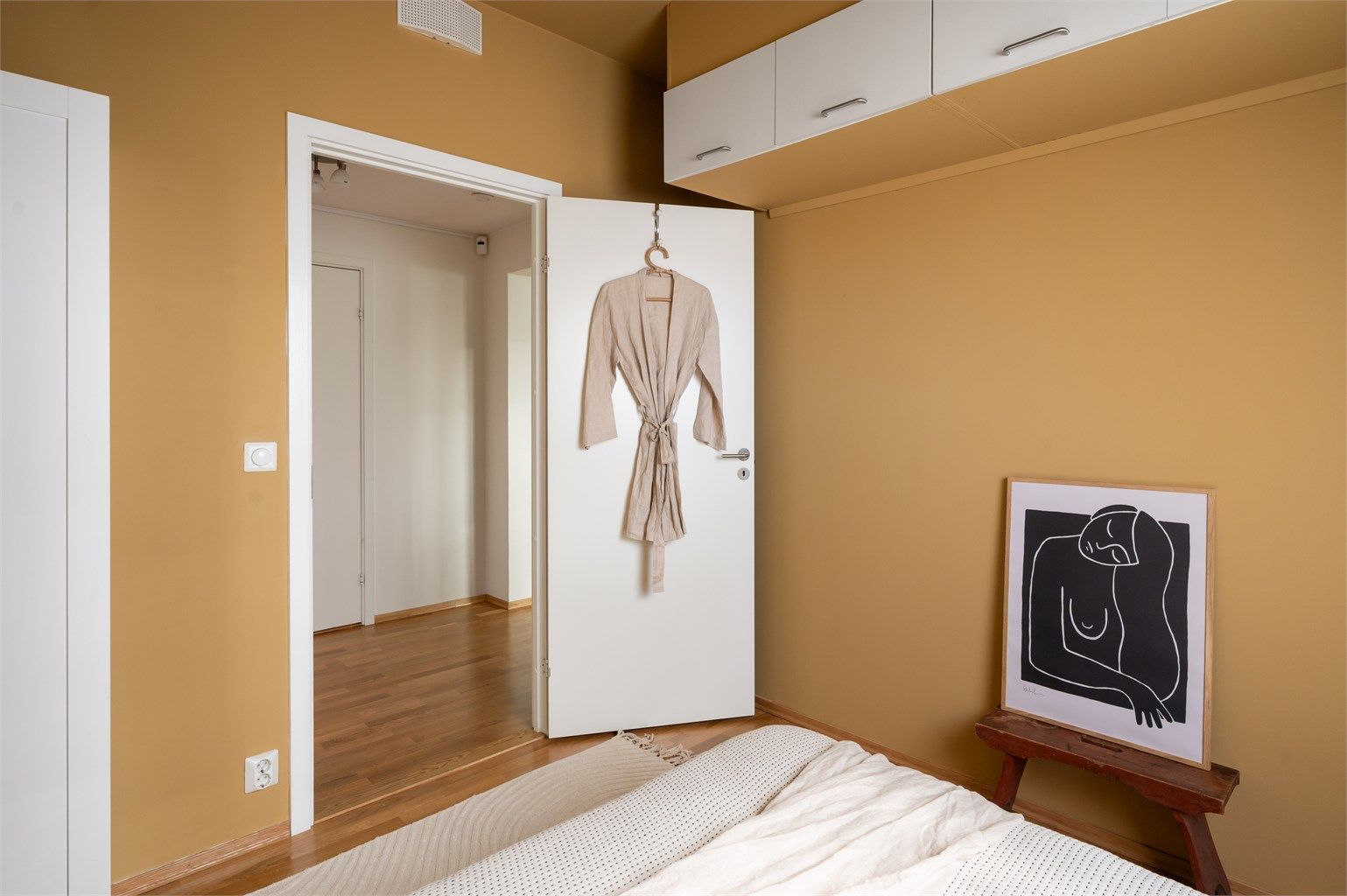 Rommet fremstår som romslig og lyst.