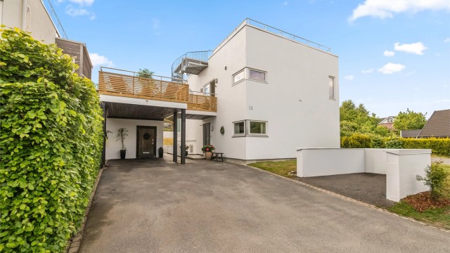 Dersom en er på utsikt etter en lettstelt og moderne funkis som er vesentlig påkostet med lite fremtidig vedlikeholdsbehov, bør denne boligen besiktiges.
